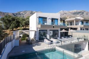 una imagen de una casa con piscina en Four Horizons Luxury Villas, en Kournás