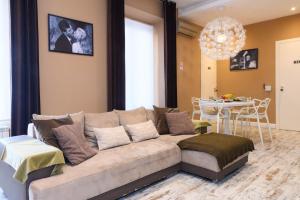 una sala de estar con un sofá y una mesa en A-Rome Suite, en Roma