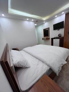 Łóżko lub łóżka w pokoju w obiekcie Petra Family Hotel