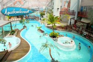 a large pool in a mall with people in it at Appartement Moderne, proche Porte de Versailles et Gare de Clamart in Malakoff