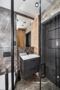ein Bad mit einem Waschbecken, einem WC und einer Dusche in der Unterkunft Apartament Jagielońska 1/3 in Gliwice