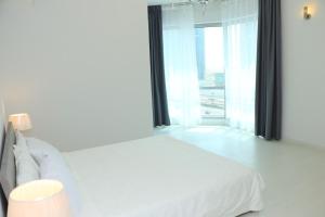 Ένα ή περισσότερα κρεβάτια σε δωμάτιο στο Dubai Marina larivera