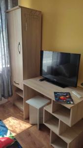 a wooden desk with a tv on top of it at HOSTEL Róża in Suwałki