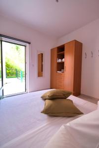 1 dormitorio con 2 camas y ventana grande en Estrela do Geres en Geres