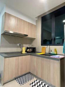 cocina con fregadero y microondas en KL Gateway Premium Residence near to Mid Valley Bangsar, en Kuala Lumpur