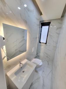 A bathroom at DelMar Hotel-Apart