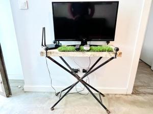 Телевизор и/или развлекательный центр в Moderno apartamento 2habitaciones Avda América