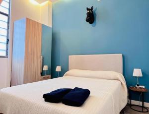 馬德里的住宿－Moderno apartamento 2habitaciones Avda América，卧室配有白色的床和2个蓝色枕头