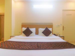 Postel nebo postele na pokoji v ubytování Hotel Grace, Karol Bagh, New Delhi