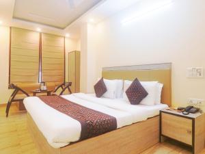 Postel nebo postele na pokoji v ubytování Hotel Grace, Karol Bagh, New Delhi