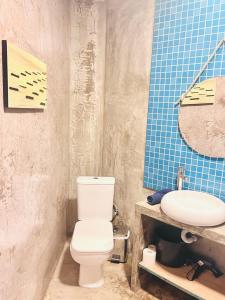 La salle de bains est pourvue de toilettes blanches et d'un lavabo. dans l'établissement Moderno apartamento 2habitaciones Avda América, à Madrid