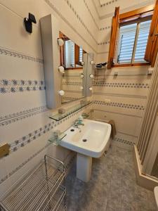 Ένα μπάνιο στο Villa Emilia Lido Marini