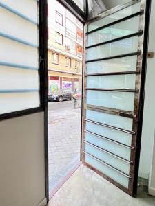 - une porte menant à un garage avec vue sur la rue dans l'établissement Moderno apartamento 2habitaciones Avda América, à Madrid
