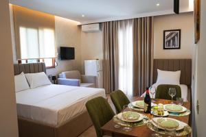 een hotelkamer met een bed en een tafel bij DelMar Hotel-Apart in Golem