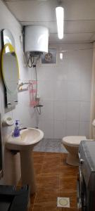uma casa de banho com um lavatório, um WC e um espelho. em HOUSE IN AL AIN - ALL THE HOUSE FOR EACH Reservation em Al Ain