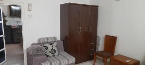 un soggiorno con divano e armadio di HOUSE IN AL AIN - ALL THE HOUSE FOR EACH Reservation a Al Ain