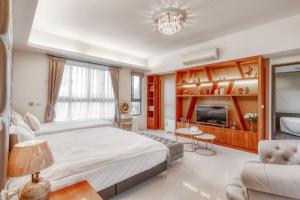 花蓮市的住宿－漫公館-烏曼斯的天空，一间卧室配有一张大床和一张沙发