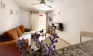 ein Wohnzimmer mit Sofa und Fernseher in der Unterkunft los Gigantes Jardines del Mar in Puerto de Santiago