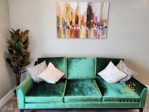 Istumisnurk majutusasutuses The Platinum 2 Premium Suite by Reluxe