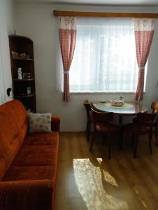 uma sala de estar com um sofá, uma mesa e uma janela em Rodinný dom u Veroniky em Snina