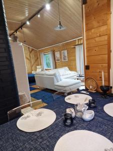 Pokój z wanną, kanapą i stołami w obiekcie Villa Kastehelmi w mieście Suonenjoki