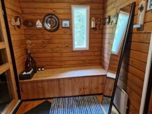 una sauna en una cabaña de madera con ventana en Villa Kastehelmi, en Suonenjoki 31 fotos más