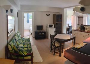 un soggiorno con divano e tavolo di Little Bear Apartment a Mogyoród