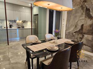 Istumisnurk majutusasutuses The Platinum 2 Premium Suite by Reluxe