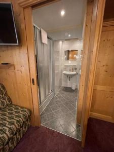 un bagno con doccia, lavandino e WC di Nebanauer a Kappl