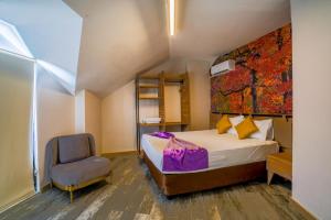 Habitación pequeña con cama y silla en Lupo Libero Hotel Spa, en Antalya
