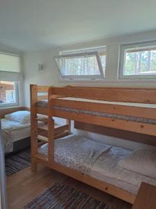 a room with two bunk beds and two windows at Zakątek Mazurski GIM in Teerau