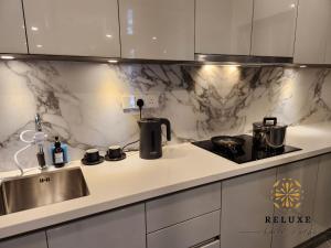 Köök või kööginurk majutusasutuses The Platinum 2 Premium Suite by Reluxe