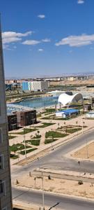 uma vista para uma cidade com um rio e edifícios em 2-комнатная квартира в административном центре. em Türkistan