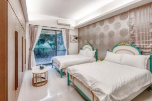 花蓮市的住宿－漫公館-烏曼斯的天空，一间卧室设有两张床和窗户。