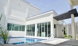 Piscina di Cube9 Resort & Spa 큐브9 리조트 & 스파 o nelle vicinanze