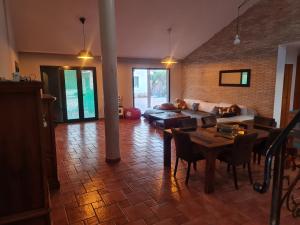 - un salon avec un canapé et une table dans l'établissement VILLA HOPE CALASPARRA, à Valentín