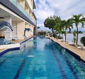 una piscina in un resort con palme di Cube9 Resort & Spa 큐브9 리조트 & 스파 a Agus