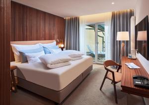 Uma cama ou camas num quarto em SEEGLÜCK Hotel Forelle Superior