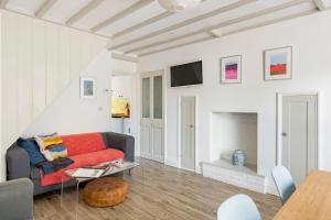 ein Wohnzimmer mit Sofa und Tisch in der Unterkunft Kingfisher Cottage - Woodbridge in Woodbridge