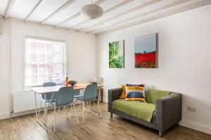 ein Wohnzimmer mit Sofa und Tisch in der Unterkunft Kingfisher Cottage - Woodbridge in Woodbridge