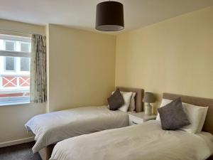 ダートマスにあるRiverside 1のベッド2台と窓のある寝室