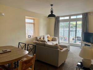 ダートマスにあるRiverside 1のソファとテーブルのあるリビングルーム