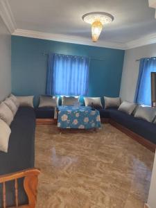 - un salon avec un canapé et une table dans l'établissement Dar Si Brahim, cozy house in Hyoute chair, à Oualidia