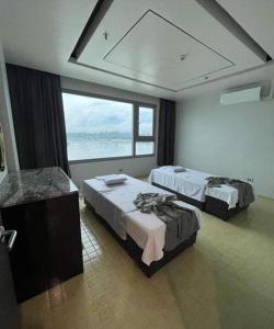 Letto o letti in una camera di Cube9 Resort & Spa 큐브9 리조트 & 스파