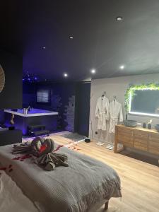 een slaapkamer met een bed en twee mannequins in een kamer bij Homesuiteandspa in Flers-en-Escribeus
