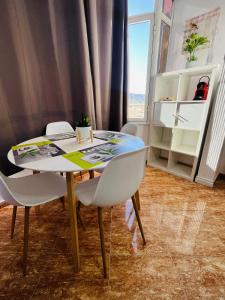 d'une salle à manger avec une table, des chaises et une fenêtre. dans l'établissement Casa V&T Torremolinos, à Torremolinos
