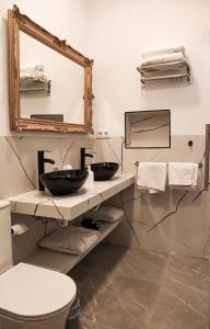 a bathroom with two sinks and a mirror at CASA DE LA SEÑORA in Palma del Río
