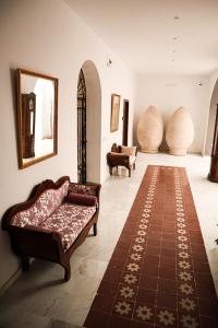 sala de estar con sofá y espejo en CASA DE LA SEÑORA en Palma del Río