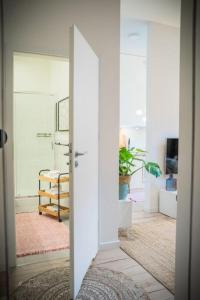 um quarto com uma porta aberta para um quarto com uma sala de estar em Harmony Boutique Hotel em Drawsko Pomorskie