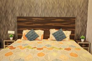 Una cama grande con almohadas encima. en Aagman Stays By Kasa Lusso, en Faridabad